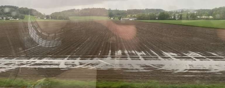 Nach Dauerregen am 17. Mai 2022 (Westbahnstrecke, Foto vom Zug).jpg