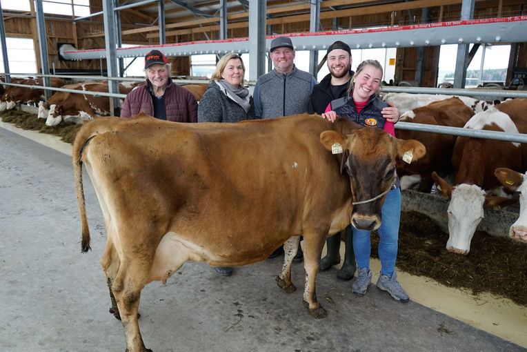 Leidenschaftliche Milchviehhaltung und   Zucht Erkenntnisse aus Milchleistungskontrolle, professioneller Klauenpflege und Generationswissen gebündelt   am Betrieb .jpg © Hatheier Leidenschaftliche Milchviehhaltung und   Zucht Erkenntnisse aus Milchleistungskontrolle, professioneller Klauenpflege und Generationswissen gebündelt   am Betrieb .jpg © Hatheier