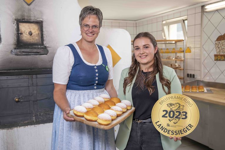 Die strahlende Landessiegerin Romana Nigitz (rechts) mit Landesbäuerin Viktoria Brandner (links) © LK Steiermark/Suppan