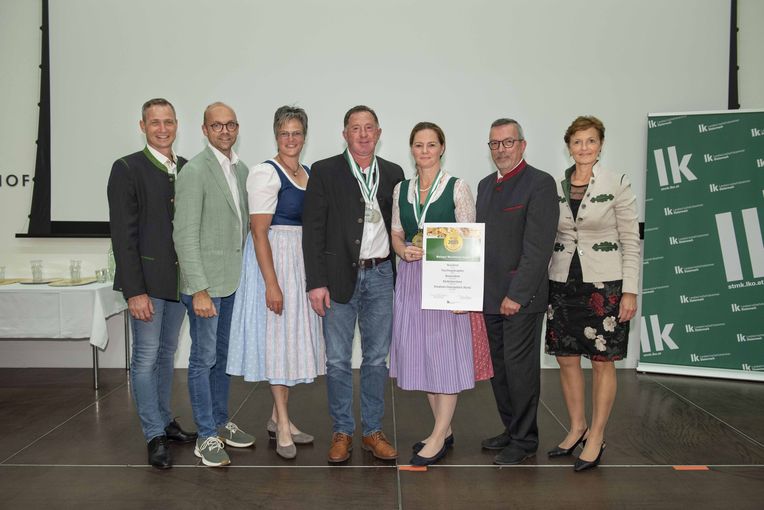 Die Gold-Ausgezeichneten Brigitte (3.v.r.) und Robert (4.v.r) Wechtitsch-Zuser. Am Bild mit ihren Gratulanten: Vizepräsidentin Maria Pein (rechts), Verkostungschef Martin Rogenhofer (2.v.r), Landesbäuerin Viktoria Brandner (3.v.l.) Kammerobmann Christoph Zirngast (2.v.l.) und Markus Hillebrand (links) © LK Steiermark/Suppan