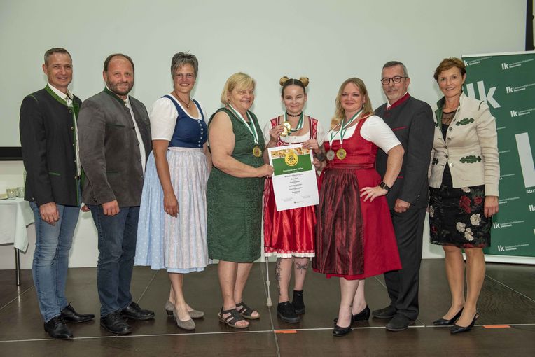 Eine Prämierungs-Auszeichnung für die Faschingskrapfen von Herta, Sonja und Jasmin Höfler (Mitte). Am Bild mit ihren Gratulanten: Vizepräsidentin Maria Pein (rechts), Verkostungschef Martin Rogenhofer (2.v.r), Landesbäuerin Viktoria Brandner (3.v.l.) Kammerobmann Herbert Lebitsch (2.v.l.) und Markus Hillebrand (links) © LK Steiermark/Suppan