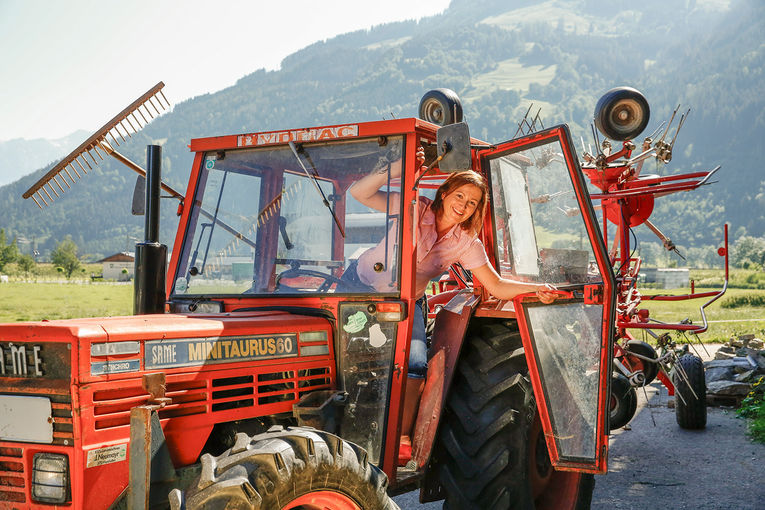 Bäuerin auf dem Traktor © Raffalt