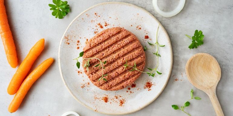 Fleischburger auf Pflanzenbasis Natalia Sem Shutterstock 2362599559 6048px.jpg © Shutterstock/Natalia Sem Fleischburger auf Pflanzenbasis Natalia Sem Shutterstock 2362599559 6048px.jpg © Shutterstock/Natalia Sem
