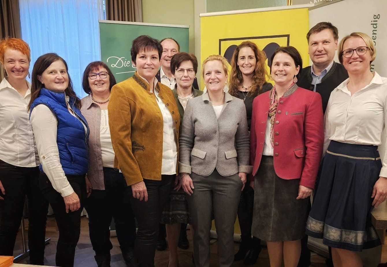 Tag der Bäuerin Gebiet Haag_Silvia Schaumberger mit Team Referentin und Ehrengästen (002).jpg © DB Gebiet Haag Tag der Bäuerin Gebiet Haag_Silvia Schaumberger mit Team Referentin und Ehrengästen (002).jpg © DB Gebiet Haag