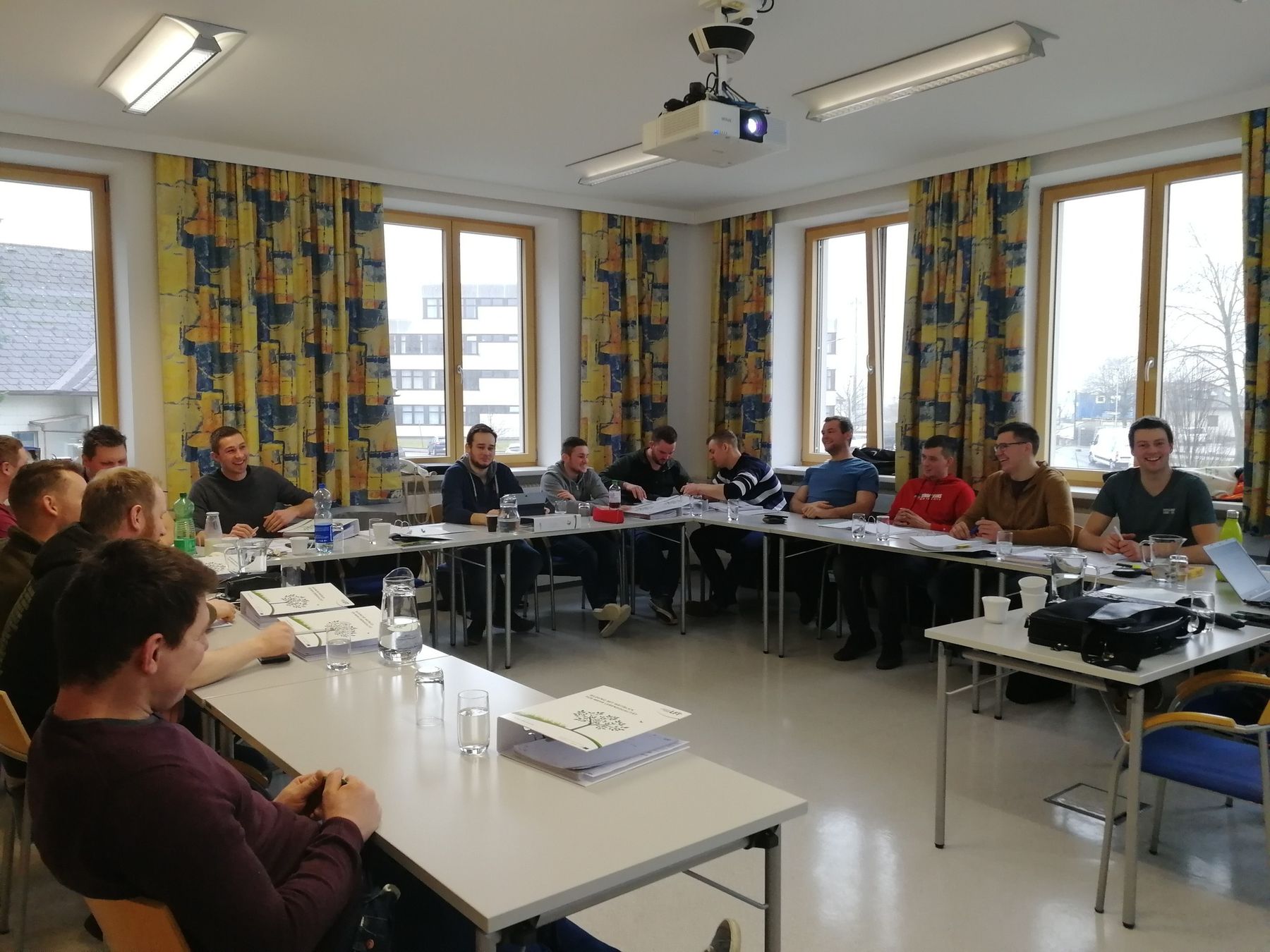 Eindrücke vom gestrigen Meisterkurs des LFI Oberösterreich in Rohrbach. Die Gruppe mit jungen, motivierten Teilnehmern beschäftigte sich, gemeinsam mit Patrick Falkensteiner, umfassend mit sämtlichen Themen zur Düngung bzw. zum Boden- und Gewässerschutz. Wir wünschen alles Gute für den weiteren Ausbildungsweg und die abschließenden Prüfungen! Übrigens, unter dem nachfolgendem Link könnt ihr euch im Detail zur Meister:innenausbildung Landwirtschaft informieren und zu einer InfoVA anmelden! http://tinyurl.com/4yy8h4rh © BWSB Eindrücke vom gestrigen Meisterkurs des LFI Oberösterreich in Rohrbach. Die Gruppe mit jungen, motivierten Teilnehmern beschäftigte sich, gemeinsam mit Patrick Falkensteiner, umfassend mit sämtlichen Themen zur Düngung bzw. zum Boden- und Gewässerschutz. Wir wünschen alles Gute für den weiteren Ausbildungsweg und die abschließenden Prüfungen! Übrigens, unter dem nachfolgendem Link könnt ihr euch im Detail zur Meister:innenausbildung Landwirtschaft informieren und zu einer InfoVA anmelden! http://tinyurl.com/4yy8h4rh © BWSB