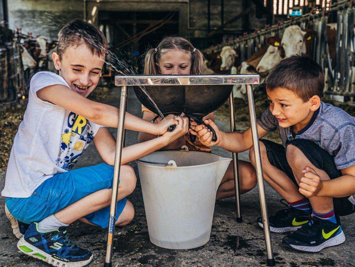 Kinder mit Melkstation.jpg © Georg Pomaßl/LK Niederösterreich Kinder mit Melkstation.jpg © Georg Pomaßl/LK Niederösterreich