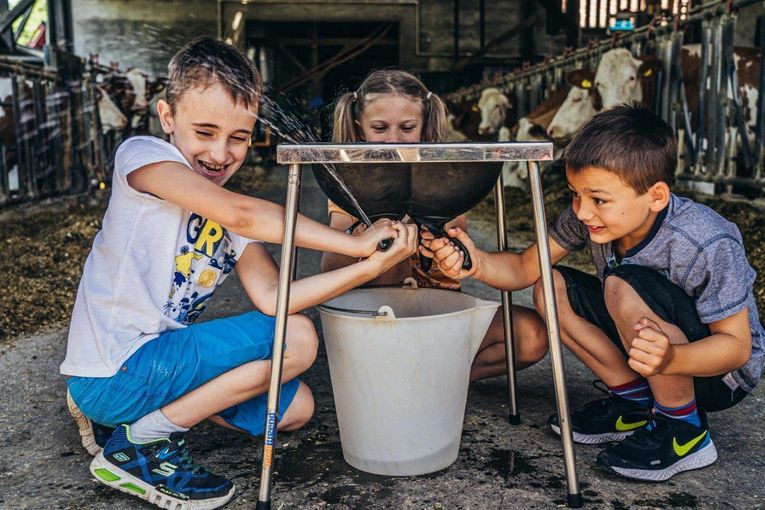 Kinder mit Melkstation.jpg © Georg Pomaßl/LK Niederösterreich Kinder mit Melkstation.jpg © Georg Pomaßl/LK Niederösterreich