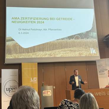 10 DI Helmut Feitzlmayr, LK OÖ - Leiter der Abteilung Pflanzenbau präsentiert das neue AMA Gütesiegel.jpg