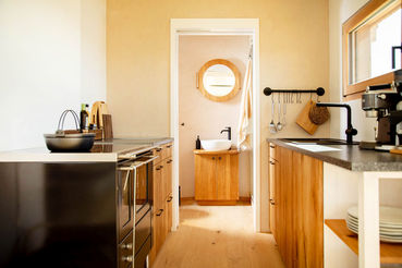 Repo 13_14_Betrieb Kürnsteinerhof_Bild_2_Tiny_house_innen_Patrik_Tafner.jpg © Patick Tafner Repo 13_14_Betrieb Kürnsteinerhof_Bild_2_Tiny_house_innen_Patrik_Tafner.jpg © Patick Tafner