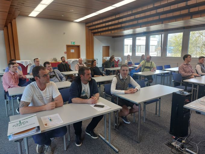 18 Teilnehmerinnen und Teilnehmer im landwirtschaftlichen Facharbeiterkurs Urfahr 2023/2024. Stattgefunden hat die sechswöchige Ausbildung in Kirchschlag. Gratulationen von BBK-Obmann Peter Preuer und Kammerdirektor Mag. Karl Dietachmair.


 © BBK Linz Urfahr