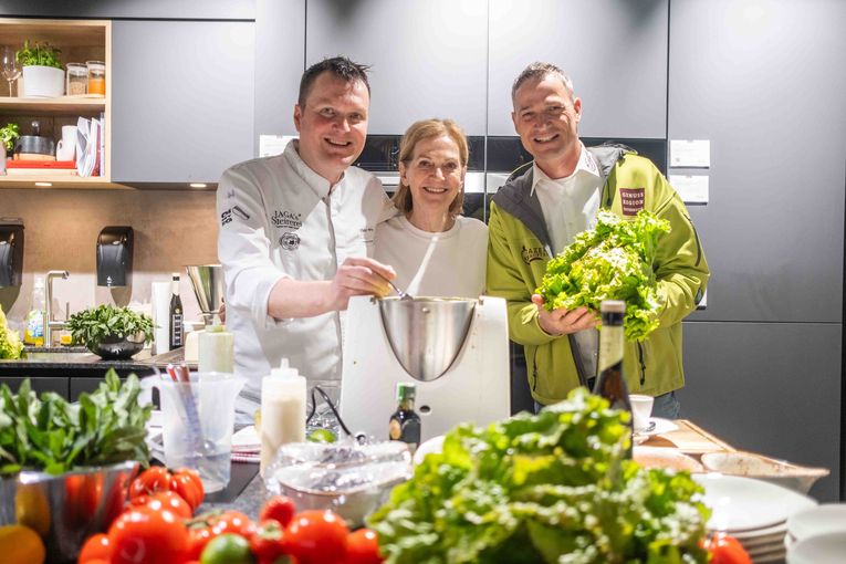 Starköchin Johanna Maier mit Sieger Walter Hintner (links) und Grazer Krauthäuptel-Sprecher Markus Hillebrand (rechts) © Danner