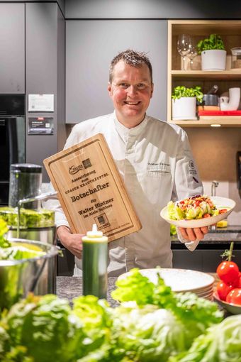 Walter Hintner vom Aiola im Schloss kreierte das beste Grazer Krauthäuptel-Rezept: Geeiste Krauthäuptel-Schafskäse Creme mit Kernölkaviar © Danner