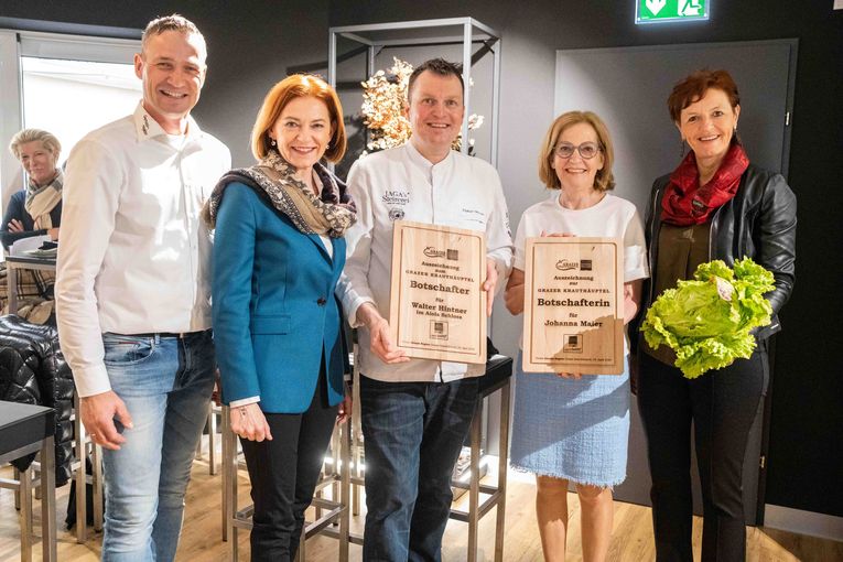 Landesrätin Simone Schmiedtbauer (2.v.l.), Vizepräsidentin Maria Pein (rechts) und Grazer Krauthäuptel-Sprecher Markus Hillebrand (links) zeichnen Starköchin Johanna Maier (2.v.r) und Walter Hintner (Mitte) als Botschafter für den Grazer Krauthäuptel aus © Danner