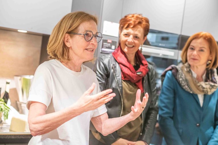 Starköchin Johanna Maier: Grazer Krauthäuptel ist mein Lieblingssalat. Im Bild mit: Landesrätin Simone Schmiedtbauer (rechts) und Vizepräsidentin Maria Pein (Mitte) © Danner