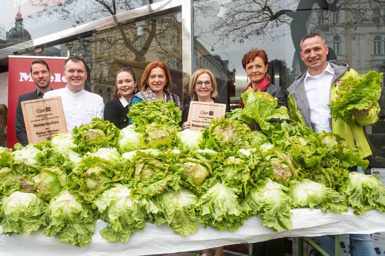 Grazer Krauthäuptel ist ein Regionalitätskaiser. Im Bild v.l.n.r.: Miele Store Manager Christian Gürtl, Sieger Walter Hintner, Aiola im Schloss-Chefin, Landesrätin Simone Schmiedtbauer, Starköchin Johanna Maier, Vizepräsidentin Maria Pein, Grazer Krauthäuptel-Sprecher Markus Hillebrand © Danner