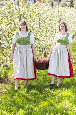 Die neuen Obsthoheiten – Obstkönigin Kristin I. (rechts) und Obstprinzessin Andrea I1. (links) werden am 28. April beim Apfelblütenfest gekrönt © LK Steiermark/Foto Fischer