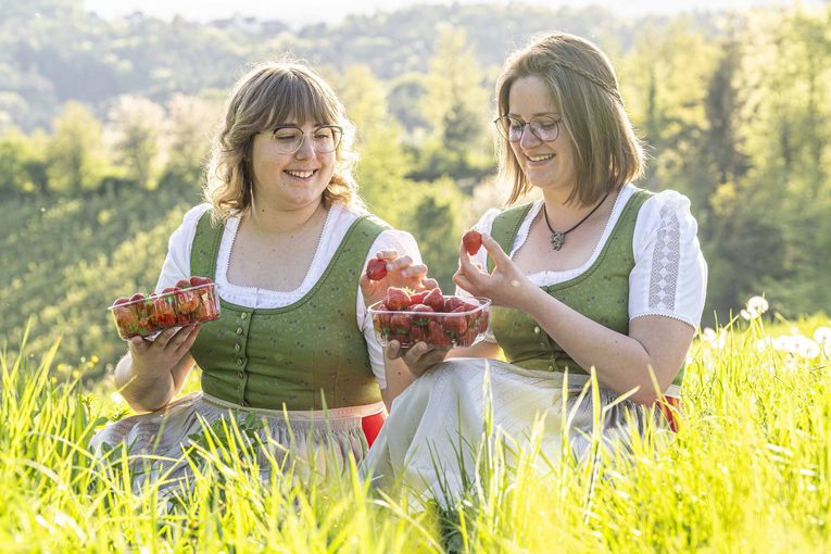 Obstkönigin Kristin I. (rechts) und Obstprinzessin Andrea I. (links) rühren ab Sonntag die Werbetrommel für alle steirischen Obstarten von Holunder über Erdbeeren bis hin zu Äpfeln © LK Steiermark/Foto Fischer