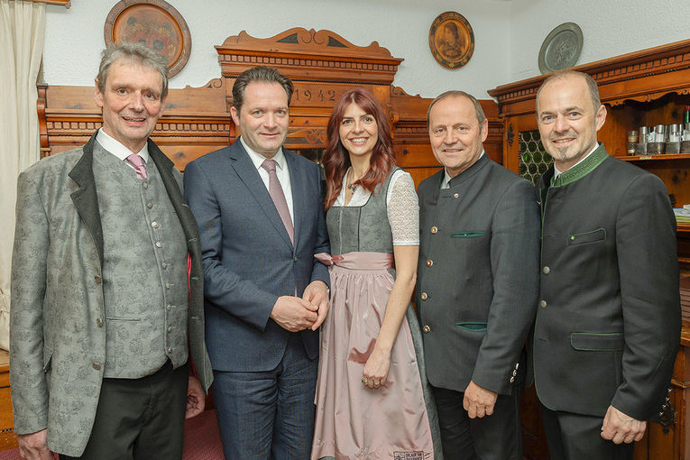 LandwirtschaftlicheBla╠êtter_Ho╠êrtnagl_Totschnig_Rollinger_Geisler_Hechenberger Kopie.jpg © Victoria Hörtnagl LandwirtschaftlicheBla╠êtter_Ho╠êrtnagl_Totschnig_Rollinger_Geisler_Hechenberger Kopie.jpg © Victoria Hörtnagl