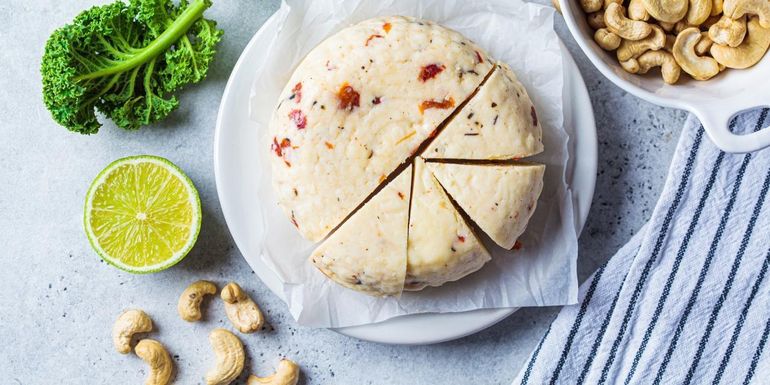 veganer käse shutterstock_2082105367_Nina Firsova.jpg © Shutterstock/Nina Firsova veganer käse shutterstock_2082105367_Nina Firsova.jpg © Shutterstock/Nina Firsova