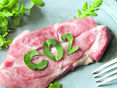 Fleisch mit CO2-Schriftzug © AdobeStock_530025300-Udra11