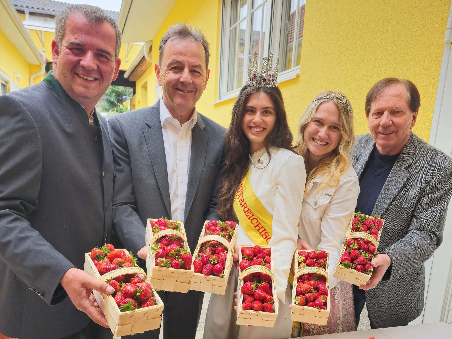 Ramhofer_Berlakovich_Amelie_Elisa_Weghofer_Erdbeeren_Wiesen_(c)tesch-wessely.jpg © Tesch-Wessely/LK Burgenland Ramhofer_Berlakovich_Amelie_Elisa_Weghofer_Erdbeeren_Wiesen_(c)tesch-wessely.jpg © Tesch-Wessely/LK Burgenland