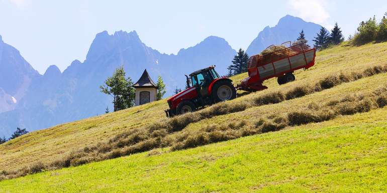Landwirt Traktor.jpg © ALLA/stock.adobe.com