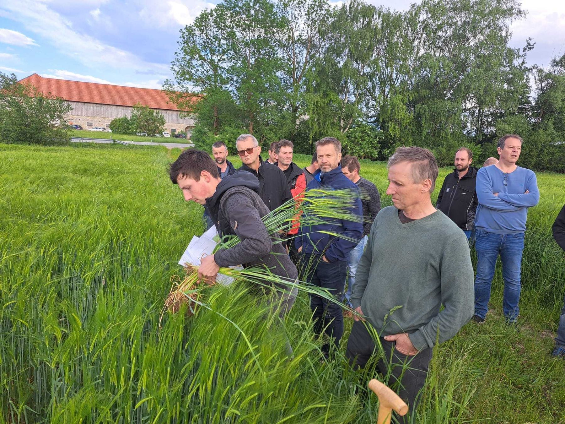 Tiefe Einblicke, viele Informationen und zahlreiche Diskussionen gabs bei der Feldbegehung des Arbeitskreises Boden.Wasser.Schutz – Pettenbach bei Fam. Aitzetmüller mit Jakob Angerer und Christoph Ömer. Danke für das rege Interesse! © BWSB