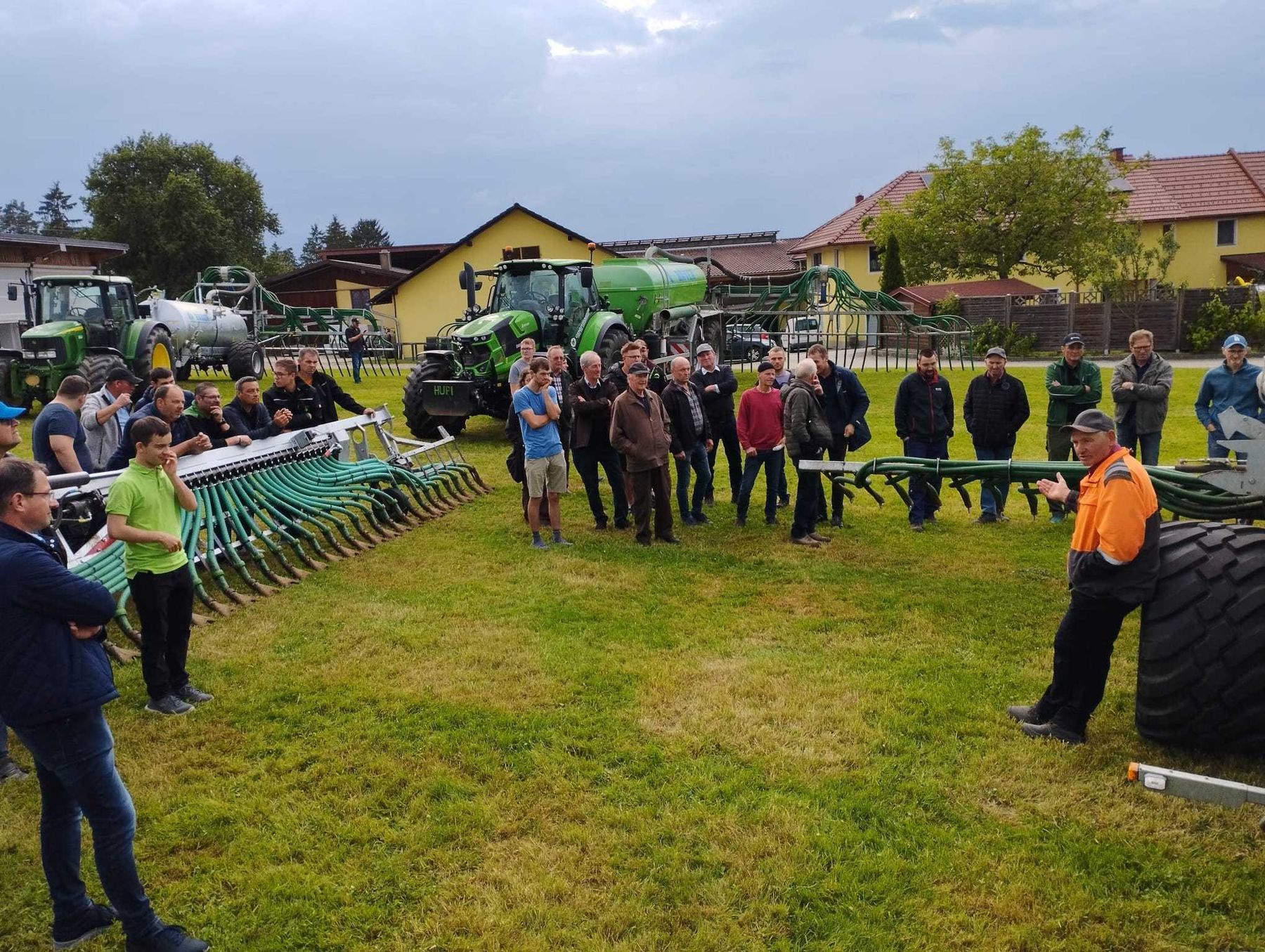 "Bauern für Bauern!" Franz Xaver Hölzl übermittelt uns Eindrücke vom Bauern-Stammtisch zum Thema "bodennahe streifenförmige Ausbringung" in Wartberg ob der Aist. Bauern zeigen Bauern die vor Ort vorhandene Technik. Großes Danke allen für die Unterstützung! © BWSB