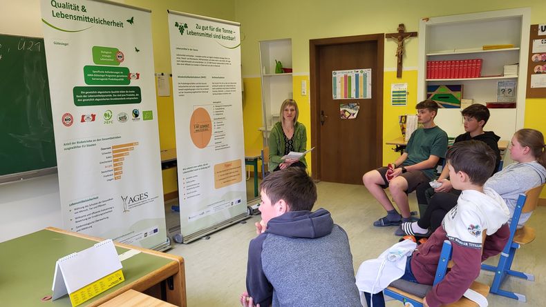 Gerlinde Heigl besprach mit den Schülerinnen und Schülern die Hintergründe der Lebensmittelproduktion.jpg Gerlinde Heigl besprach mit den Schülerinnen und Schülern die Hintergründe der Lebensmittelproduktion.jpg
