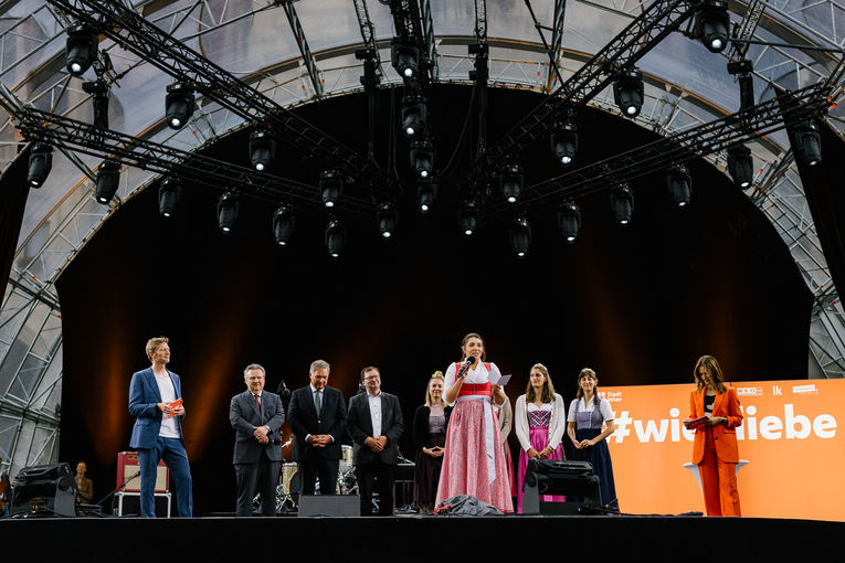 Neue Wiener Weinkönigin.jpg © stadtwienmarketing/studiowey Neue Wiener Weinkönigin.jpg © stadtwienmarketing/studiowey