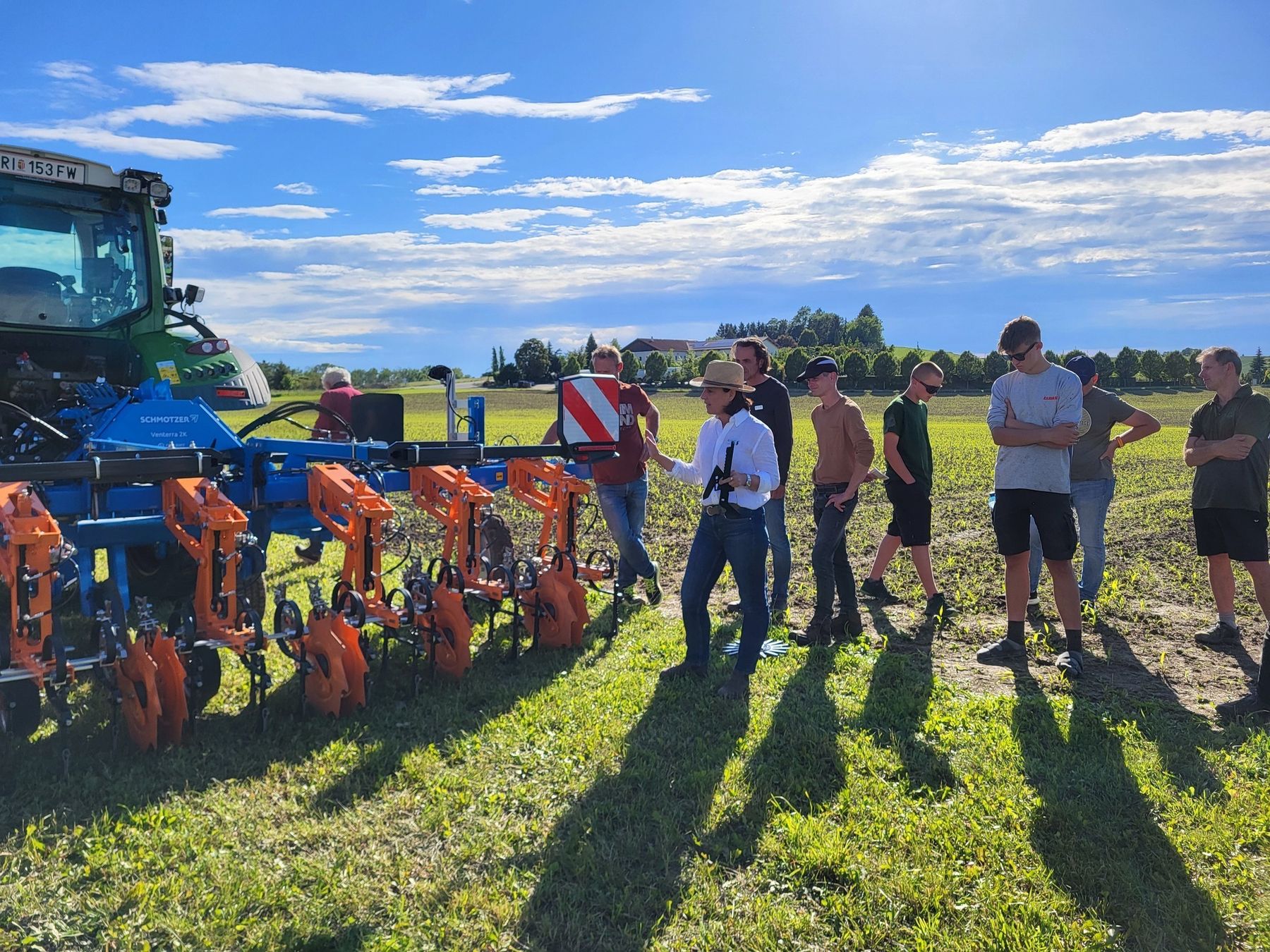 Mechanische Beikrautregulierung in Mais. Mit Hacktechnik Nährstoffe mobilisieren, Unkräuter beseitigen und Pflanzenschutzmittel einsparen. Womit Bio-Bäuerinnen und Bio-Bauern schon lange arbeiten, findet auch immer mehr in konventionellen Hackkulturen Einzug und wird nun auch überbetrieblich eingesetzt. Dazu fand letzte Woche in Eggerding, Innvierteil, ein gemeinsames Arbeitskreistreffen statt. Das Grundwasser und die BWSB danken! © BWSB