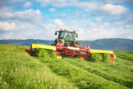 Landtechnik bei der Grasmahd © AdobeStock.jpg