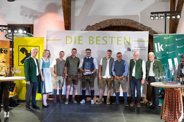 Landessieger Sebastian Teltscher (5.v.l), Kategorie: Welschriesling © LK Steiermark/Schneeberger