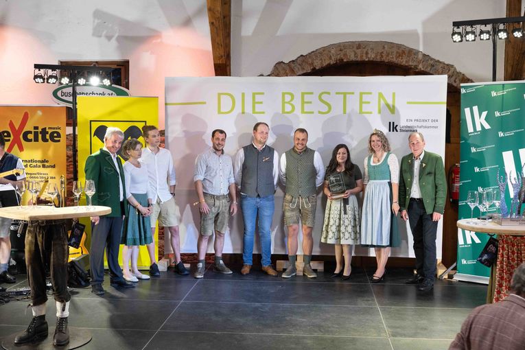 Landessiegerin Lisa Maria Jauk-Wieser (3.v.r.), Kategorie Schilcher Orts- und Riedenwein © LK Steiermark/Schneeberger