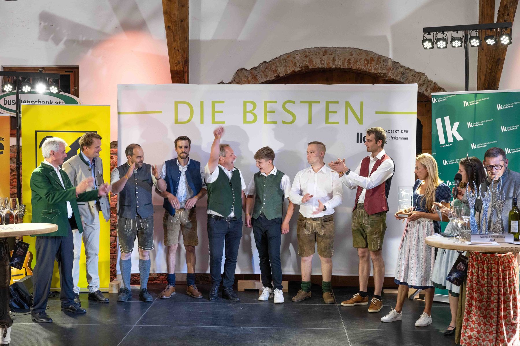 Jubelstimmung bei den Landessiegern Alfred und Sebastian Pfeifer (Mitte), Kategorie: Burgunder Ortstypisch © LK Steiermark/Schneeberger