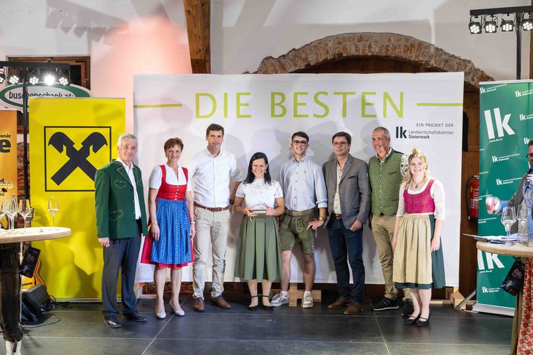 Landessiegerin Bettina Urbanitsch vom Weinhof Tomaschitz (Mitte), Kategorie: Traminer/Gewürztraminer © LK Steiermark/Schneeberger