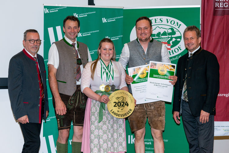 v.l.n.r. DI Martin Rogenhofer, Schrempf Jenny und Gerhard, Präsident ÖR Franz Titschenbacher.jpg