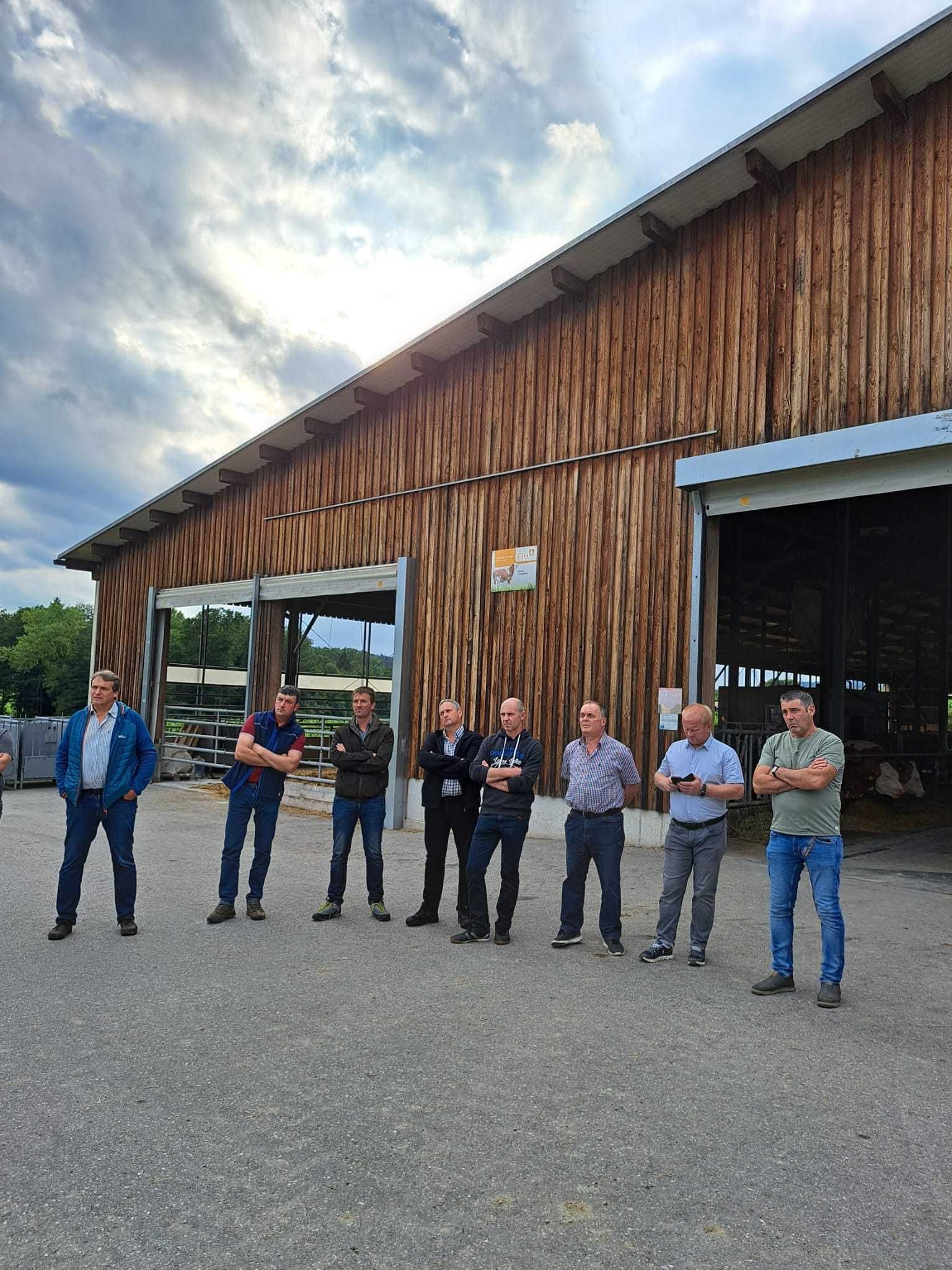 Zuerst ging's zum Betrieb Starzinger der eindrucksvoll seinen innovativen  Milchviehbetrieb präsentierte. Dieser setzt mitunter auf bodennahe Gülleausbringung mittels Schleppschuhverteiler und Gülleseparation. Im Anschluss wurden bei der Sitzung von Patrick Falkensteiner aktuelle Informationen zum Boden- und Gewässerschutz präsentiert.
Es wurde intensiv diskutiert und Erfahrungen ausgetauscht.
Danke für die Einladung 👍🏻 © BWSB Zuerst ging's zum Betrieb Starzinger der eindrucksvoll seinen innovativen  Milchviehbetrieb präsentierte. Dieser setzt mitunter auf bodennahe Gülleausbringung mittels Schleppschuhverteiler und Gülleseparation. Im Anschluss wurden bei der Sitzung von Patrick Falkensteiner aktuelle Informationen zum Boden- und Gewässerschutz präsentiert.
Es wurde intensiv diskutiert und Erfahrungen ausgetauscht.
Danke für die Einladung 👍🏻 © BWSB