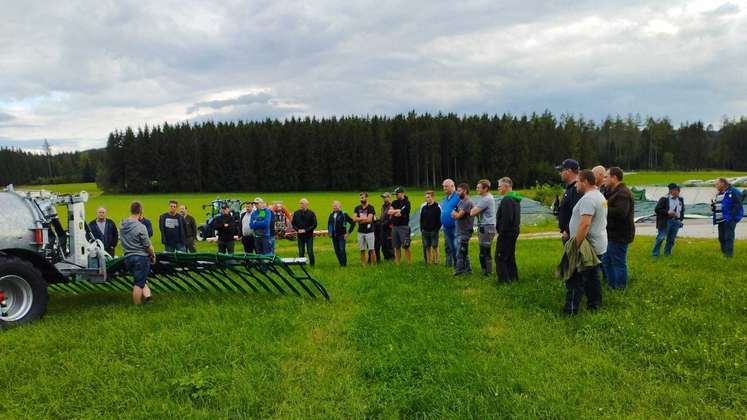 Stammtisch zum Thema "bodennahe streifenförmige Ausbringung und Separierung" in St. Oswald bei Freistadt, 4. Juli 2024