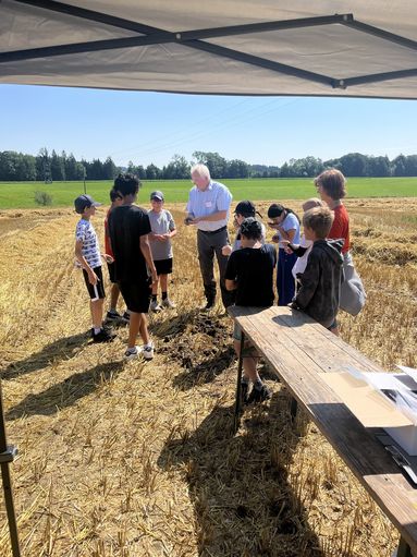 Begeisterte Schülerinnen und Schüler beim Tag der Landwirtschaft am Betrieb Baldinger © BBK Gmunden Vöcklabruck