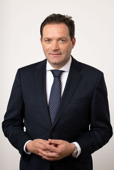 AIZ BML Totschnig 3 Schwerpunkte für eine zukunftsfitte LW Portrait BM Totschnig BML Paul Gruber.jpg