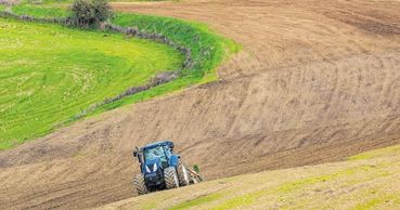 Traktor am Feld.jpg © stock.adobe.com Traktor am Feld.jpg © stock.adobe.com