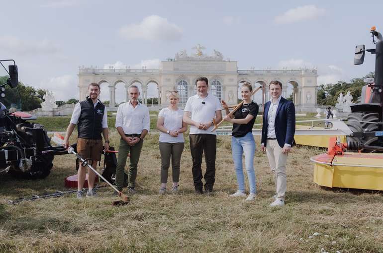 Landjugend Mäh-Event auf der Gloriette in Wien.jpg