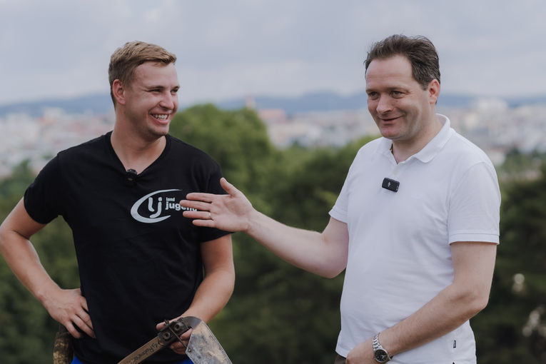 Landjugend Mäh-Event auf der Gloriette in Wien.jpg