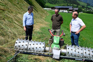 Teure Geräte und hoher Aufwand für die Mahd von Steilflächen .jpg © Dürnberger Teure Geräte und hoher Aufwand für die Mahd von Steilflächen .jpg © Dürnberger
