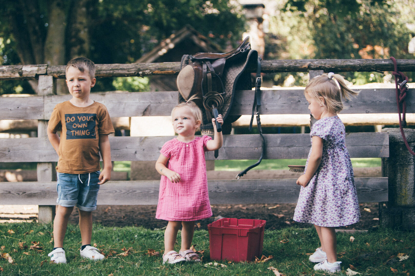 kinder-stehen-vor-zaun-urlaubambauernhofthumbnail_downloads.image_medium.jpg © Daniel Gollner/UaB