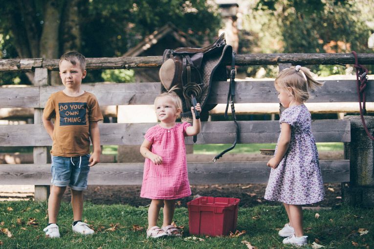 kinder-stehen-vor-zaun-urlaubambauernhofthumbnail_downloads.image_medium.jpg © Daniel Gollner/UaB