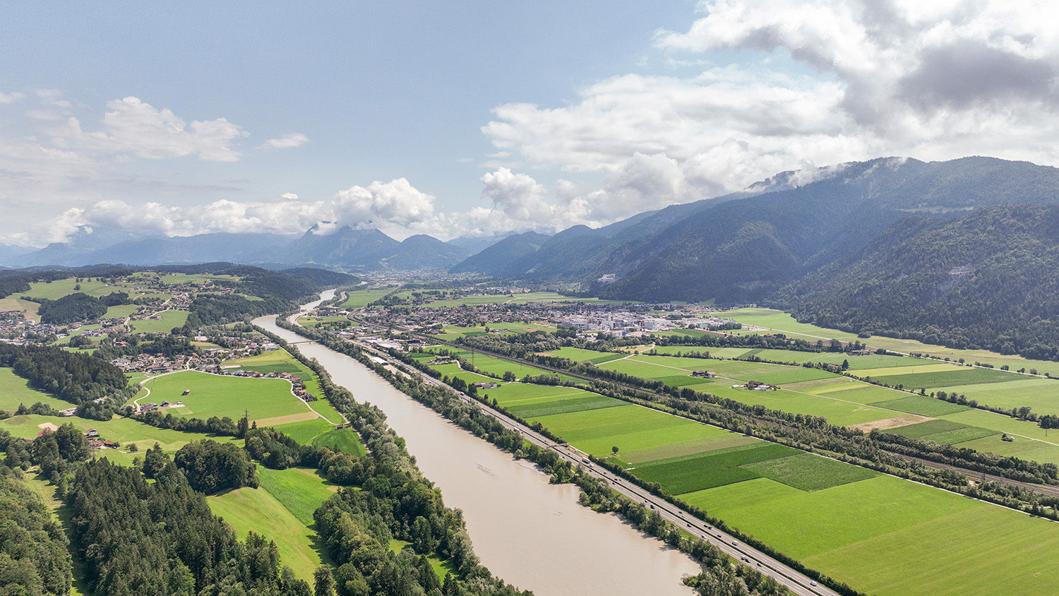 Landschaft von oben. Inntal Inn © Wasserverband Hochwasserschutz Unteres Unterinntal