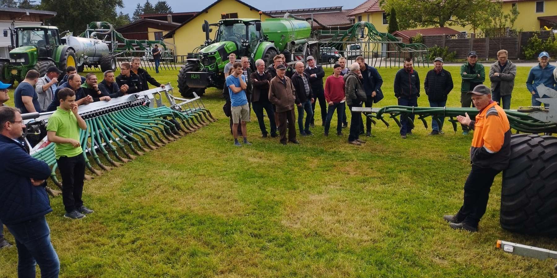 Bodennahe streifenförmige Ausbringung flüssiger Wirtschaftsdünger.jpg © BWSB/Hölzl