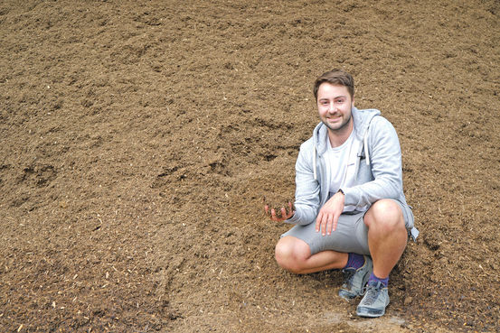 Der eigene "Waldboden"  als Einstreu.jpg